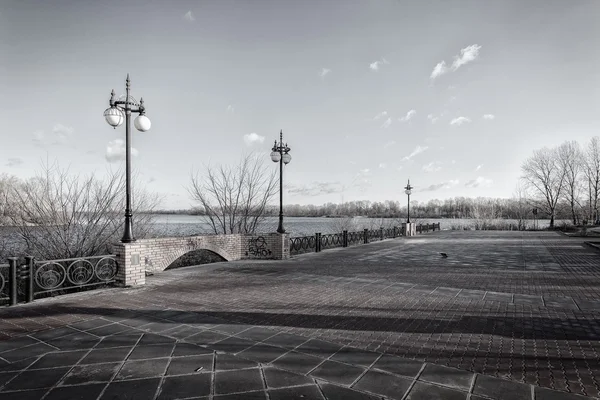 Promenade le long de la rivière Dniepr dans le district d'Obolon à Kiev, Ukraine — Photo