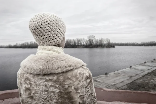Nehirde üzücü bir kış günü sırasında arayan kadın — Stok fotoğraf
