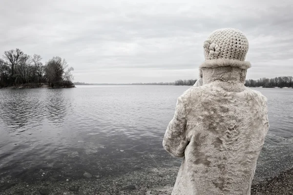 Bir Kadın Bir Yün Kap Bir Kürk Manto Ile Nehirde — Stok fotoğraf