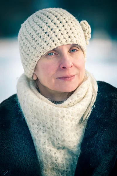 Winter-Porträt einer Frau mit Schnee-Hintergrund — Stockfoto