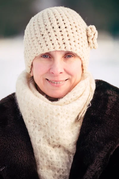 Ritratto invernale di donna con sfondo neve — Foto Stock