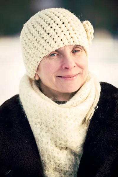 Retrato de invierno de mujer con fondo de nieve —  Fotos de Stock