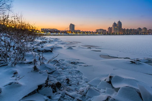 Paesaggio urbano invernale vicino al fiume Dnieper a Kiev — Foto Stock