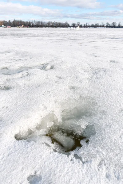 Kiev ウクライナの冷凍のドニエプル川の氷の穴の詳細 — ストック写真