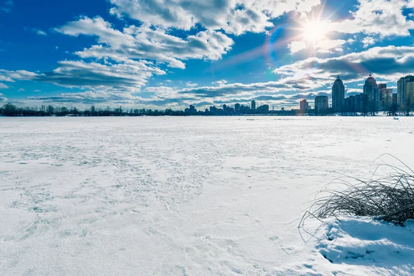 Congelato fiume Dnieper a Kiev, Ucraina, Durante l'inverno — Foto Stock