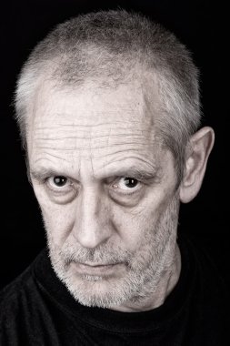 Meraklı bakışla adam portresi