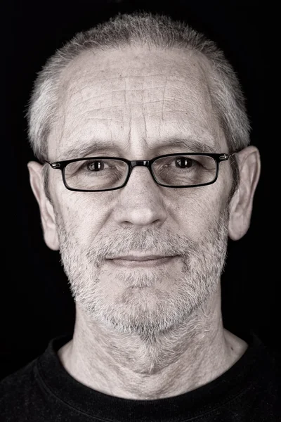 Portrét spokojený muž nosí brýle — Stock fotografie