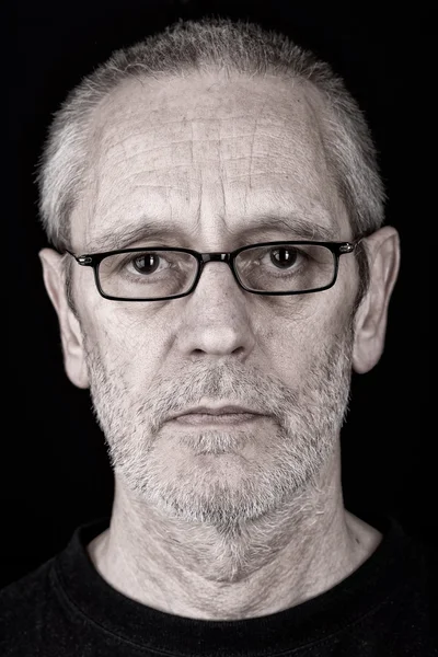 Porträtt av en allvarlig Man glasögon — Stockfoto