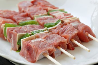 Shashliks domuz eti, peynir ve biber ile