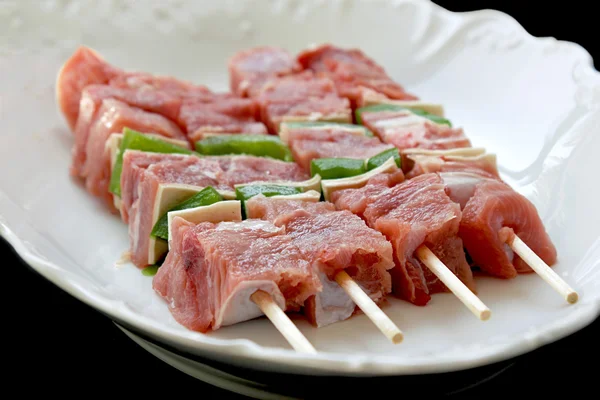 Shashliks com carne de porco, queijo e pimentas — Fotografia de Stock