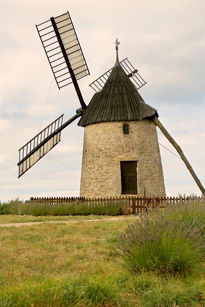 Antiguo molino de viento en Francia —  Fotos de Stock