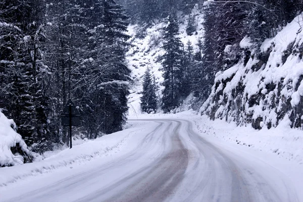 Neve de inverno na estrada — Fotografia de Stock