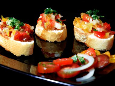 Bruschetta farklı domates çeşitleri ile