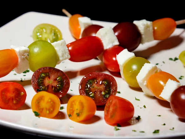 Brochettes de tomates et mozzarella — Photo