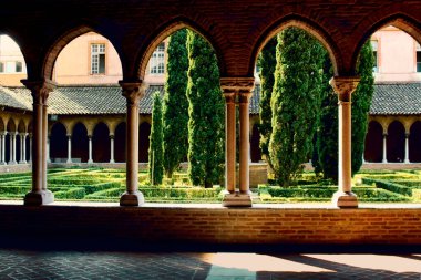 Fransa 'da bir kilisenin avlusu 