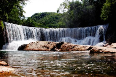 Şelale Fransa 'nın güneyindeki bir ormanda ve nehir Herault' dan akıyor.