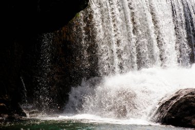 Şelale Fransa 'nın güneyindeki bir ormanda ve nehir Herault' dan akıyor.