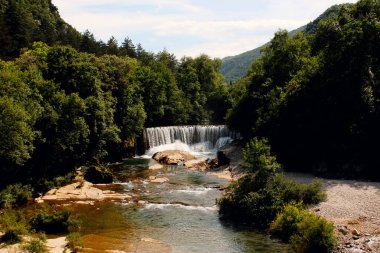 Şelale Fransa 'nın güneyindeki bir ormanda ve nehir Herault' dan akıyor.