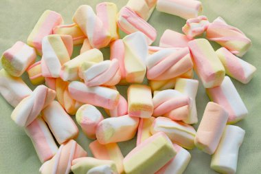 Şekerlemeler renkli kıvrımlı şekerlemeler marşmelov dokusunu ve desenini kapatmış. Yumuşak odak