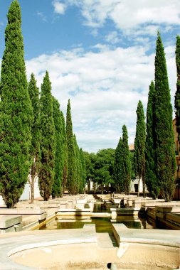 Parktaki çeşme. Fıskiyeden akan su akıntısına akan pınarlar.