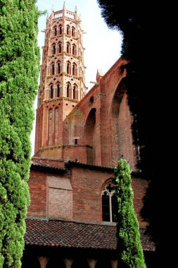 Klasik gotik tarzdaki kilisenin ana girişine bakın.