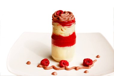 Ahududulu tatlı peynirli kek ve bardakta çikolata kreması.