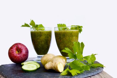 Sağlıklı bir kereviz, elma, salatalık, zencefilli içecek.