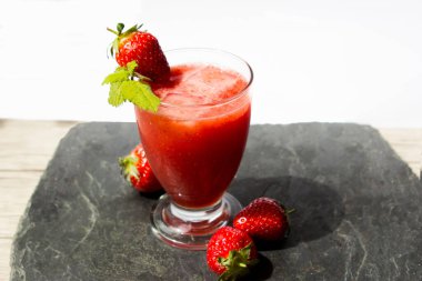 Buzlu soğuk çilek suyu.