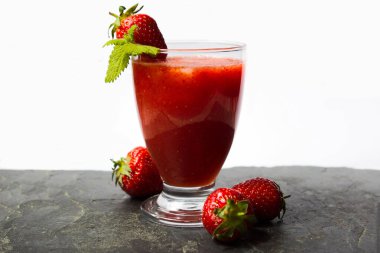 Buzlu soğuk çilek suyu.