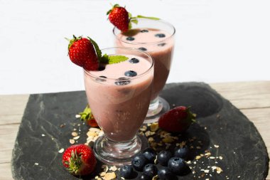 Mısır gevreği ve yabanmersinli çilekli milkshake.