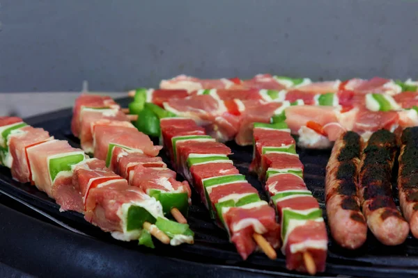 Shashlik Marinados Preparándose Una Parrilla Barbacoa Sobre Carbón — Foto de Stock