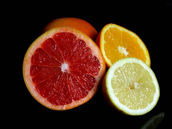 Frische Rote Grapefruit Zitrone Und Orange Mit Dunklem Hintergrund — Stockfoto