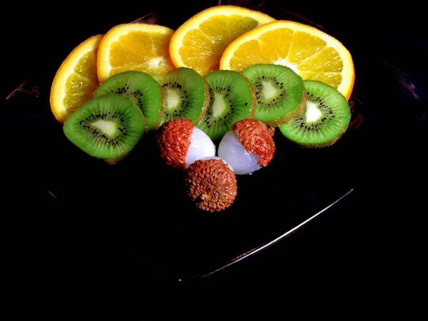 Πιάτο Φρέσκα Φρούτα Πορτοκάλι Ακτινίδιο Και Λίτσι — Φωτογραφία Αρχείου