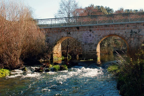 Кам Яний Міст Через Маленьку Струмку Водою — стокове фото