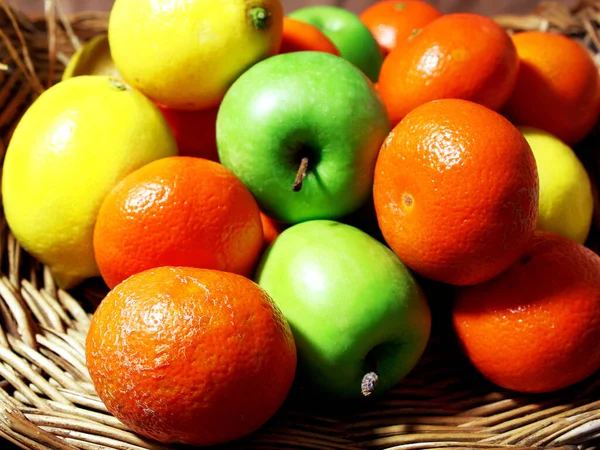Ein Obstkorb Mit Zitronen Orangen Und Äpfeln — Stockfoto