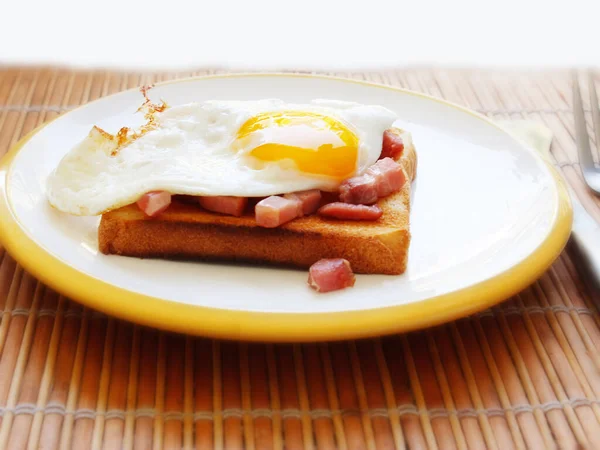 火腿和鸡蛋 培根和鸡蛋加吐司 撒上黑胡椒 英式早餐 — 图库照片