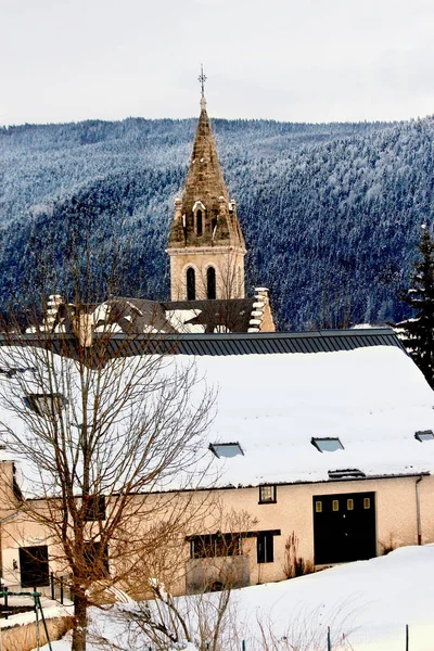 Una Chiesa Inverno Montagna — Foto Stock