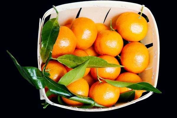 Frische Mandarinen Mit Blättern Einem Kleinen Korb — Stockfoto