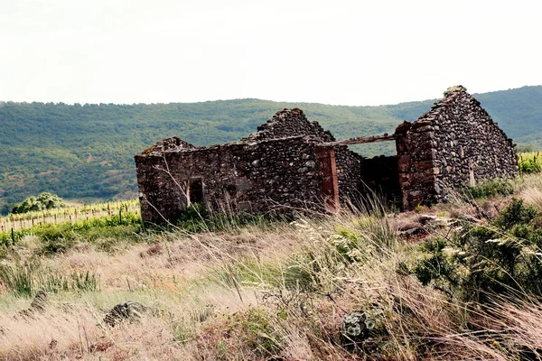 Kırsalda Terk Edilmiş Eski Bir Harabe — Stok fotoğraf