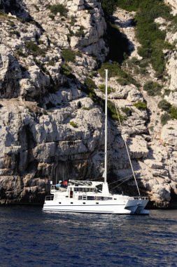 Fransızca Calanques yelkenli gemi