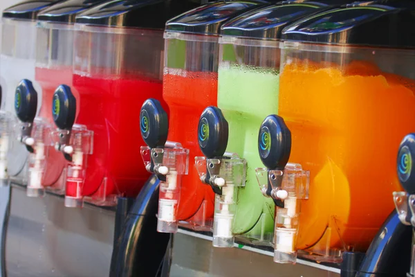 Krossad frukt is drink automater — Stockfoto