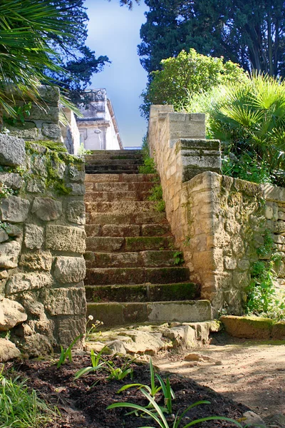 Peyzaj taş merdivenle