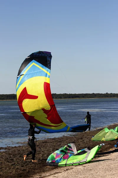 Kitesurfen oder Windsurfen — Stockfoto