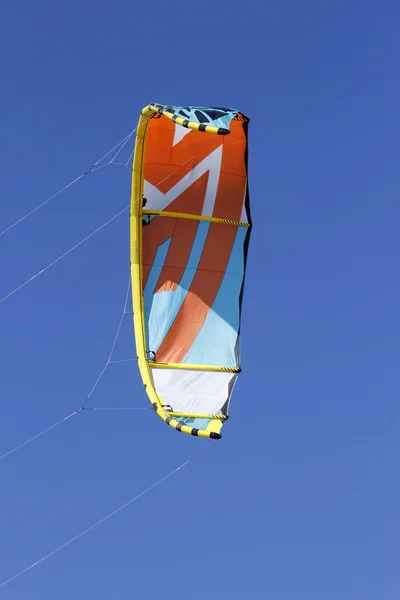 Kitesurfen oder Windsurfen — Stockfoto
