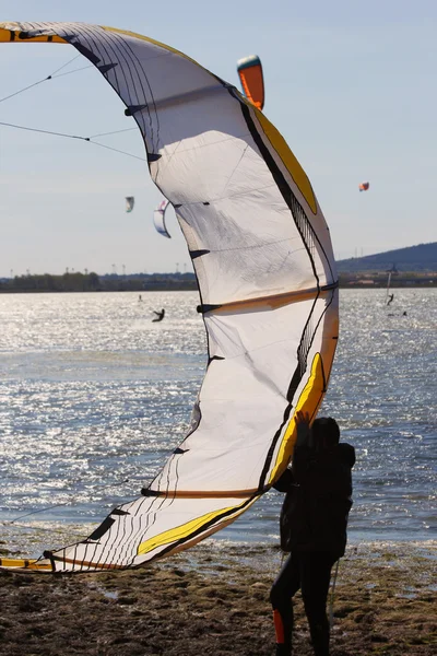 Kitesurfen oder Windsurfen — Stockfoto