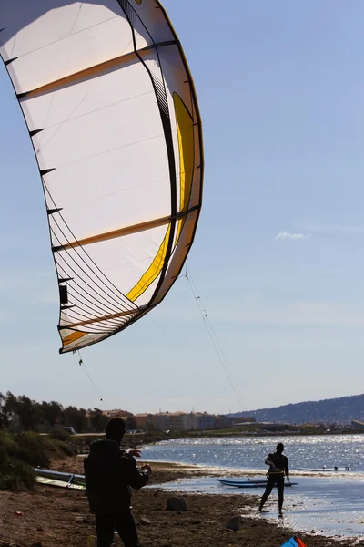 Kitesurfen oder Windsurfen — Stockfoto