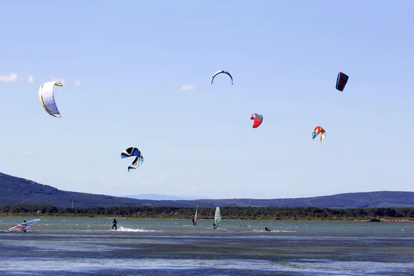 Kitesurfen oder Windsurfen — Stockfoto