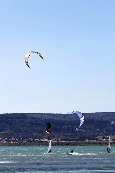 Kitesurfen oder Windsurfen — Stockfoto