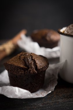 Şekerleme ve çikolata kek ile sıcak kakao fincan