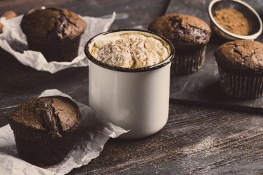 Şekerleme ve çikolata kek ile sıcak kakao fincan